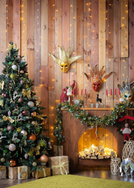 Kerstmis en nieuwjaar versierden de houten binnenkamer met geschenken en een kerstboom