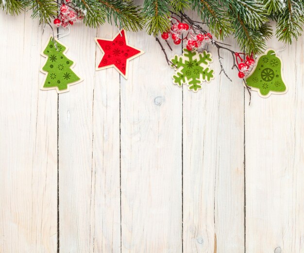 Kerstmis houten achtergrond met dennenboom en decor