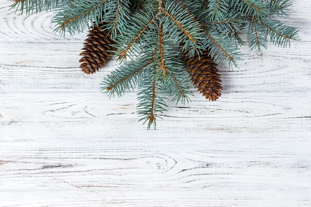 Kerstmis houten achtergrond met dennenboom en dennenappel Bovenaanzicht kopie ruimte Toned
