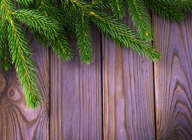 Kerstmis houten achtergrond met dennenboom en kopieer ruimte