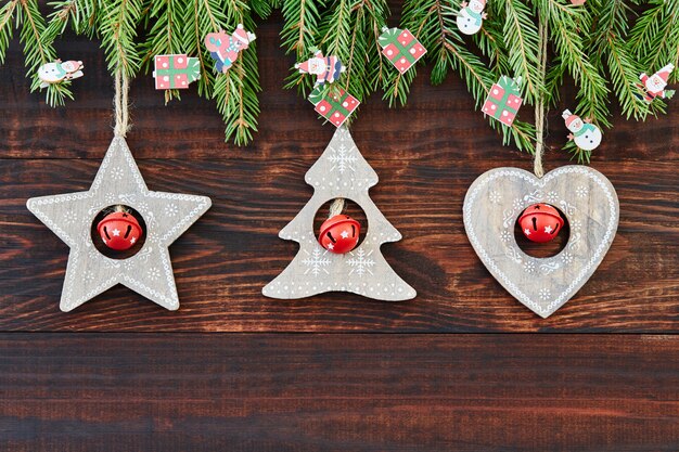 Kerstmis houten achtergrond met hart, ster, kerstboom