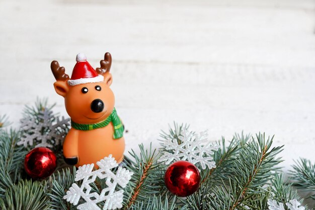 Kerstmis houten achtergrond met herten en spar. Bekijken met kopie ruimte