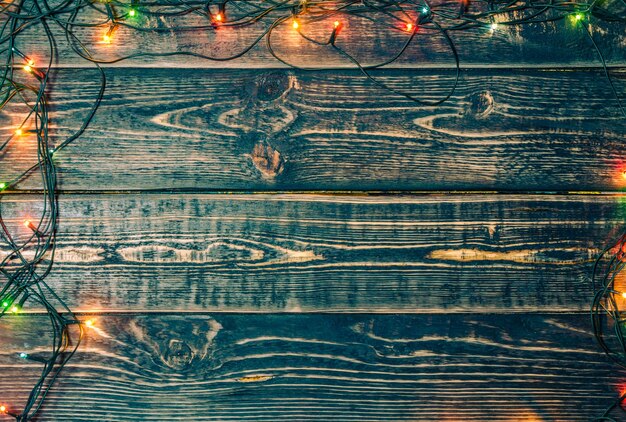 Kerstmis houten achtergrond met slinger en decoraties.