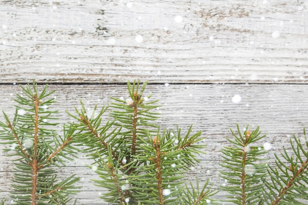 Kerstmis houten achtergrond met sneeuw fir tree. Bovenaanzicht met kopieerruimte voor uw tekst