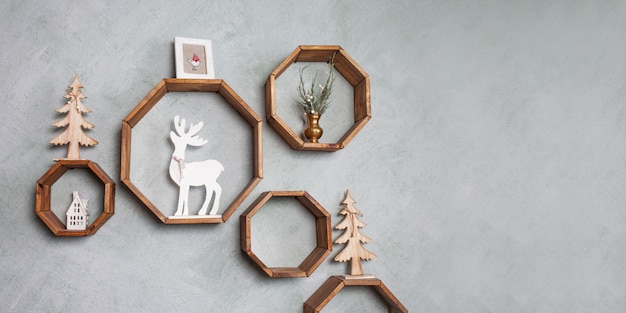 Kerstmis houten decoratie op grijze muur. Kerstvakantie.