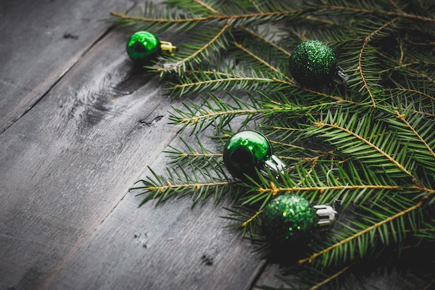 Kerstmis, houten met kerstboom en glanzende groene kerstballen, bovenaanzicht