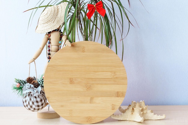 Kerstmis in juli houten ronde bord mockup op vakantie zomer achtergrond