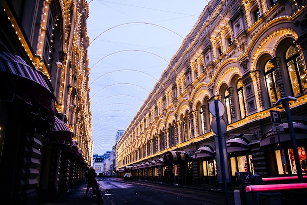 Kerstmis in moskou, rusland. het rode plein en het warenhuis van de staat van moskou bij nacht.