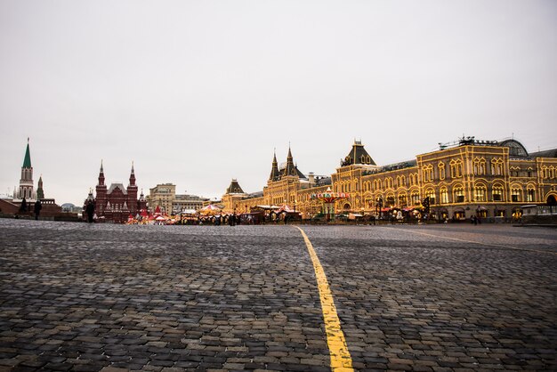 Kerstmis in Moskou, Rusland. Het Rode Plein en het warenhuis van de staat van Moskou bij nacht.