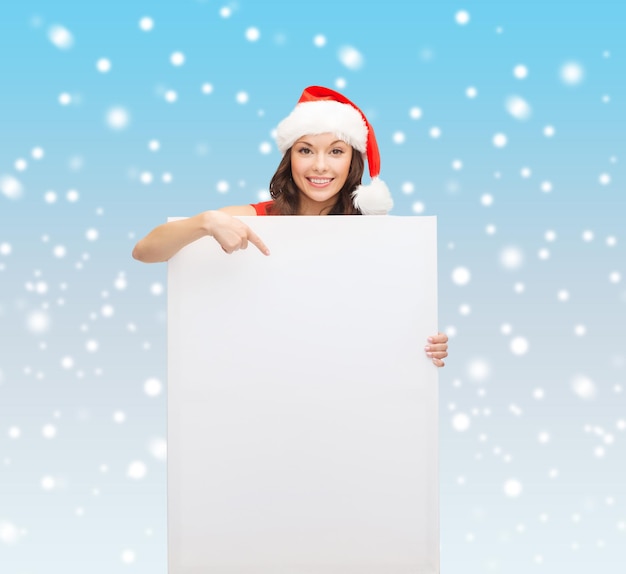 Kerstmis, Kerstmis, mensen, advertentie, verkoopconcept - gelukkige vrouw in santa helper hoed met leeg wit bord