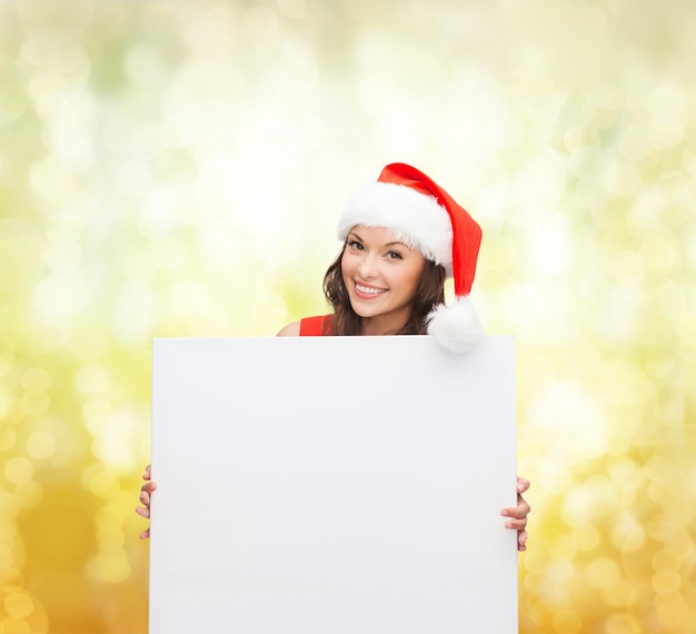 Kerstmis, Kerstmis, mensen, advertentie, verkoopconcept - gelukkige vrouw in santa helper hoed met leeg wit bord