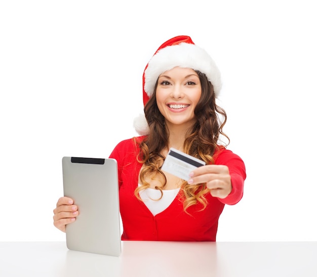 Kerstmis, Kerstmis, online winkelconcept - vrouw in santa helper hoed met geschenkdoos, tablet pc-computer en creditcard