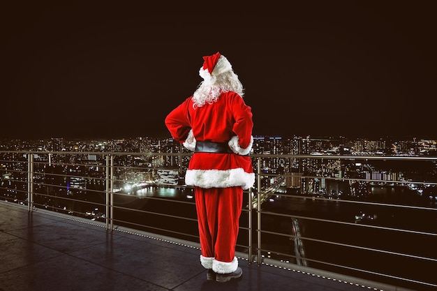 Kerstmis komt eraan de kerstman op een stad met uitzicht op het dak