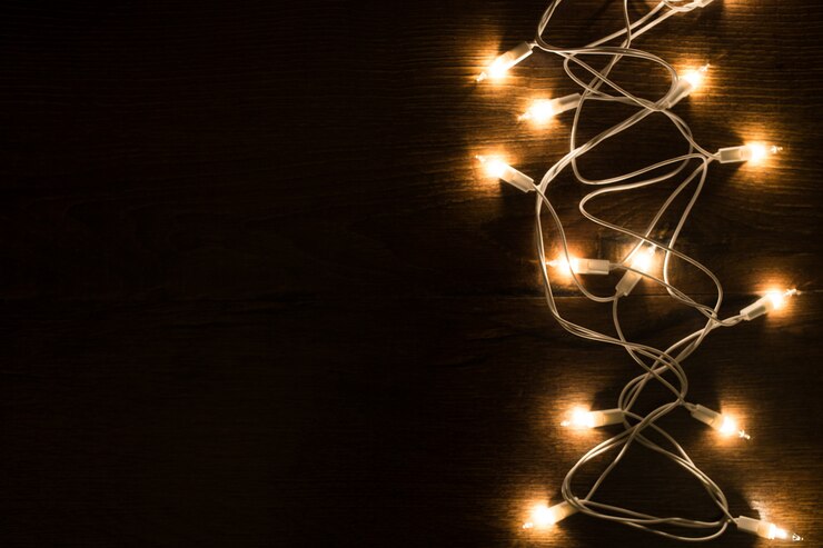 Foto kerstmis magische lichten op een houten achtergrond.