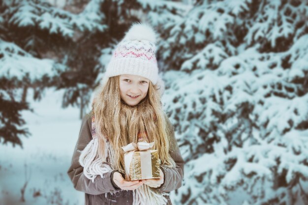 Kerstmis - meisje houdt cadeautjes in handen