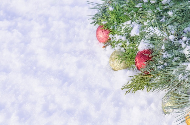 Kerstmis met ballendecoratie en sneeuw