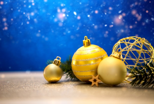 Kerstmis met kerstballen, geschenken en decoratie