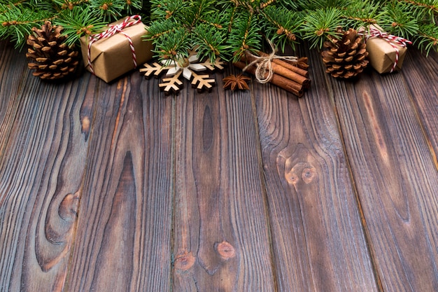 Kerstmis met spar en giftvakje op houten lijst, Hoogste mening