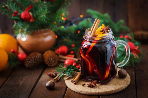 Kerstmis Mulled Wine and Spices. Kerst achtergrond.