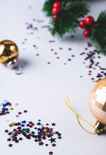 Kerstmis Nieuwjaar achtergrond met gouden kerstballen Confetti in de vorm van sterren Kerstkrans