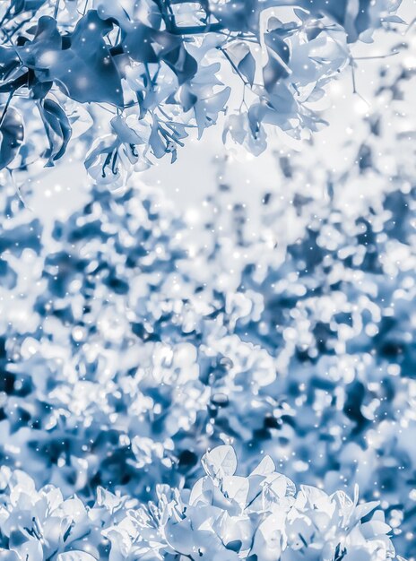 Kerstmis Nieuwjaar blauw bloemen natuur achtergrond vakantie kaart ontwerp bloem boom en sneeuw glitter als winterseizoen verkoop achtergrond voor luxe schoonheidsmerk