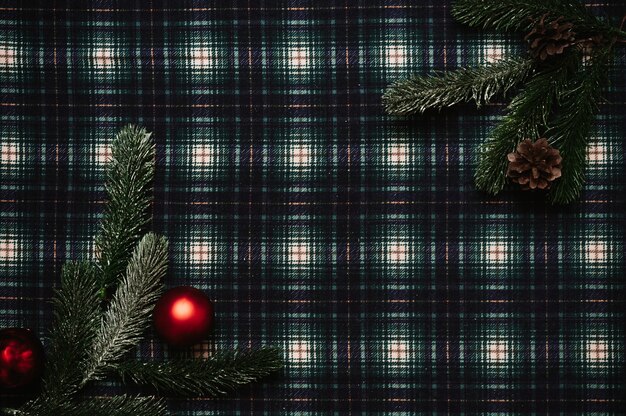 Kerstmis Nieuwjaar frame, flatley stijl met een bovenaanzicht met kerstversiering gemaakt van kegels, dennentakken op een achtergrond in een kooi, plaats voor uw tekst