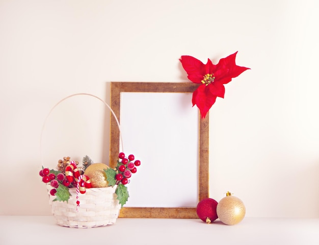 Kerstmis Nieuwjaar mock up frame mand met speelgoed ballen fir tree branch poinsettia en bessen voor decoratie Ruimte voor tekst Seizoenen groeten sjabloon