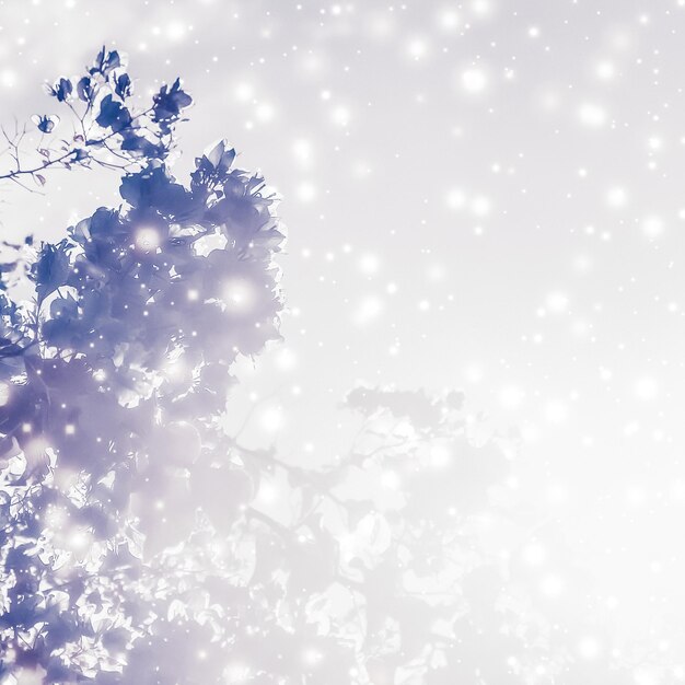 Kerstmis Nieuwjaar paarse bloemen natuur achtergrond vakantie kaart ontwerp bloem boom en sneeuw glitter als winterseizoen verkoop achtergrond voor luxe schoonheid merk
