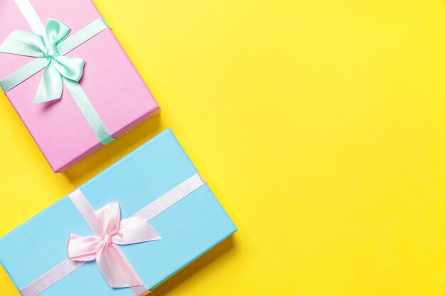 Kerstmis nieuwjaar verjaardag valentijn viering aanwezig romantisch concept blauwe en roze geschenkdoos is...