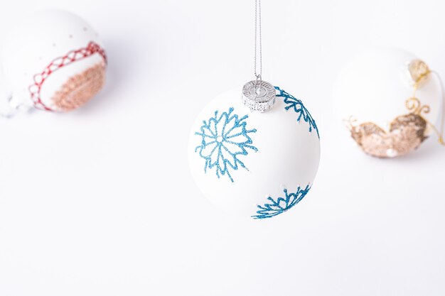 Kerstmis-Nieuwjaarsamenstelling. Geschenken, witte bal decoraties op witte achtergrond. Winter vakantie concept. Hoek bekijken