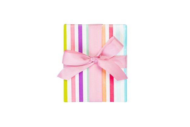 Kerstmis of andere vakantie handgemaakt cadeau in gekleurd papier met roze lint Geïsoleerd op witte achtergrond bovenaanzicht thanksgiving Gift box concept