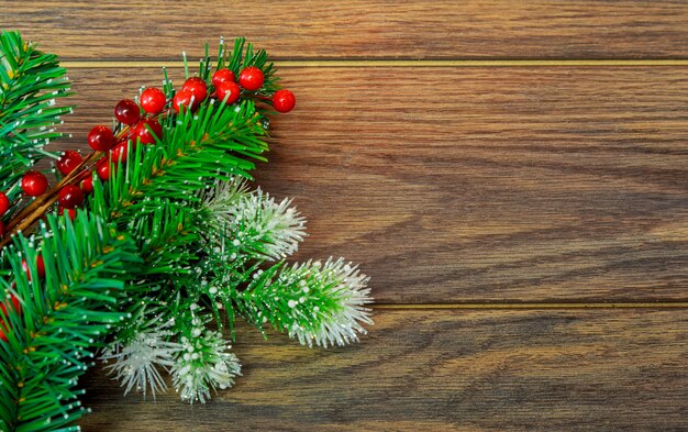 Kerstmis of Nieuwjaar achtergrond: bont-boom, takken, gekleurde glazen bollen en speelgoed