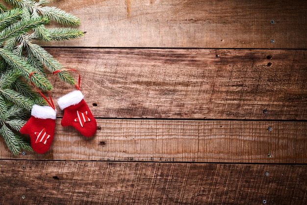 Kerstmis of Nieuwjaar achtergrond met dennentakken, kerstballen, geschenkdoos, houten sneeuwvlokken en sterren op donkere houten achtergrond. Plaats voor uw tekst
