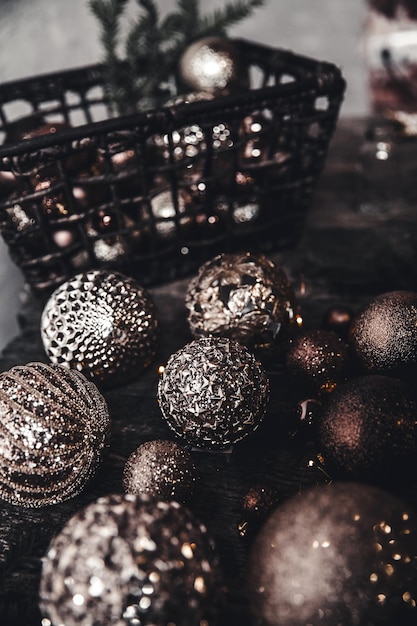 Kerstmis of Nieuwjaar achtergrond. Vintage kerstboom speelgoed decoratie ballen en lichte slinger over rustieke houten achtergrond, selectieve focus, kopieer ruimte