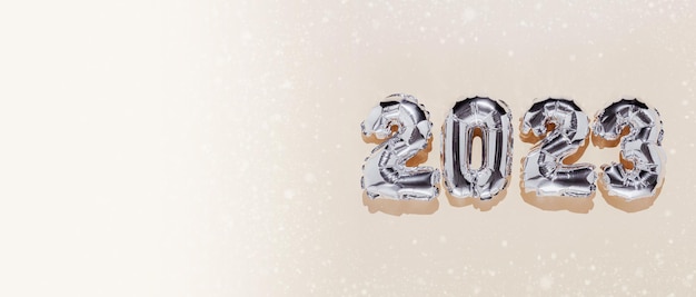 Kerstmis of Nieuwjaar banner Beige achtergrond zilver 2023 ballonnummers