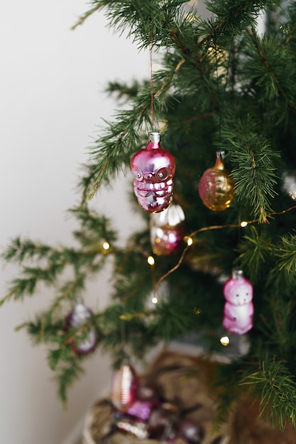 Foto kerstmis of nieuwjaar compositie met feestelijke dennenboom, vintage glazen bollen en speelgoed. wintervakantie concept.
