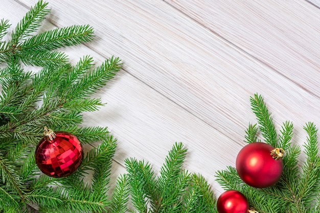 Kerstmis of Nieuwjaar decoraties achtergrond - fir takken en rood Kerstmisspeelgoed in vorm van ballen