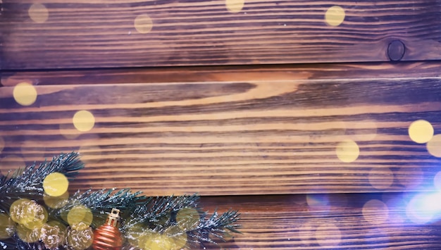 Kerstmis of Nieuwjaar donkere houten achtergrond Xmas bord omlijst met seizoensversieringen ruimte voor een tekst