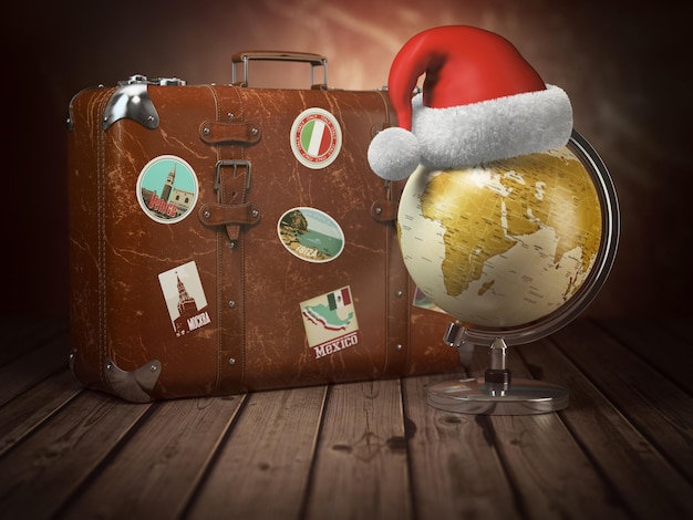 Kerstmis of Nieuwjaar reizen concept Oude koffer met globe nad kerstmuts op hout achtergrond