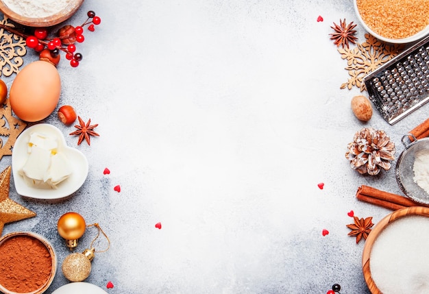 Kerstmis of Nieuwjaar samenstelling met ingrediënten voor het bakken of koekjes met gouden sneeuwvlokken...