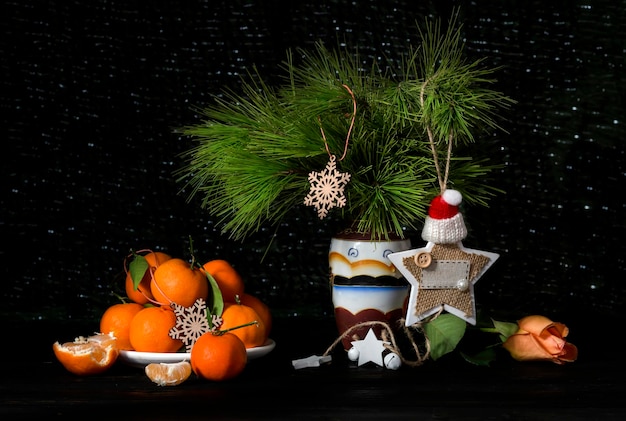 Kerstmis of Nieuwjaar zelfgemaakte alternatief speelgoed mandarijnen en twijgen van dennen op een houten achtergrond close-up