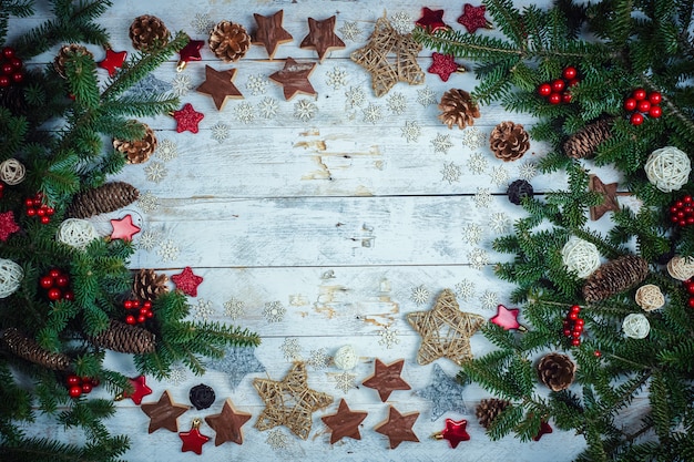 Foto kerstmis of nieuwjaardecoratieachtergrond: sparrentakken op een houten achtergrond met exemplaarruimte.