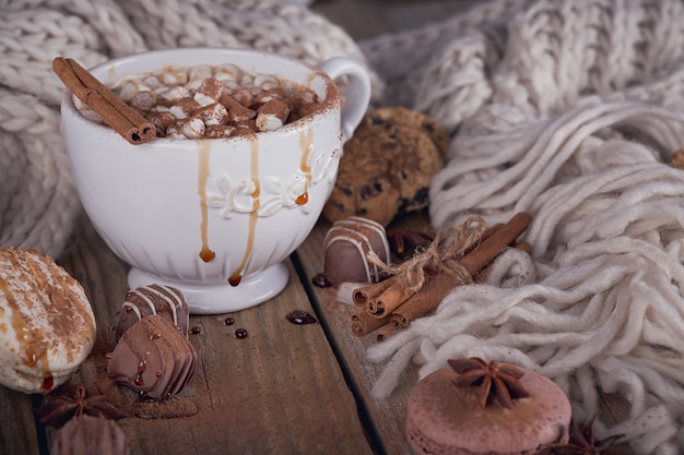 Kerstmis of nieuwjaarsamenstelling met warme chocolademelk of cacao en marshmallows