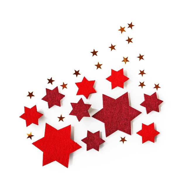 Kerstmis rode en gouden sterren geïsoleerd op een witte achtergrond uitknippad opgenomen. Bovenaanzicht, plat gelegd
