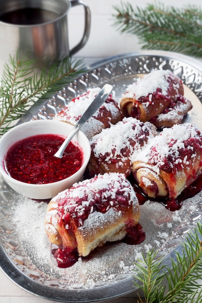 Kerstmis rolde koekjes met jam