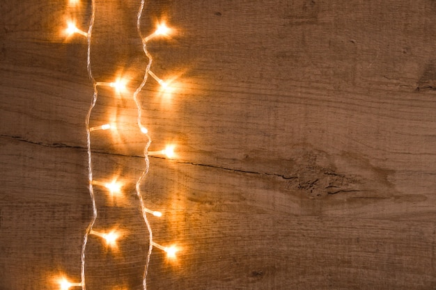 Kerstmis rustieke achtergrond - vintage planked hout met lichten en vrije tekstruimte