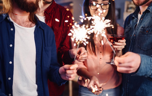 Kerstmis schittert in handen Een menigte jonge gelukkige mensen met sterretjes