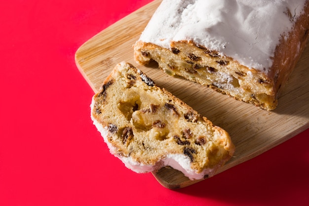 Kerstmis stollen fruit op rood