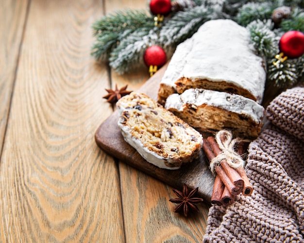 Kerstmis stollen op houten achtergrond