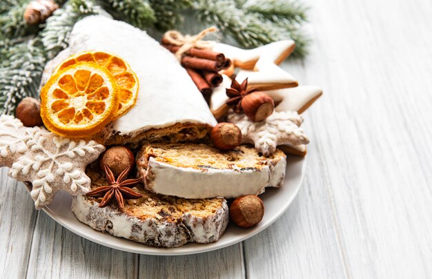 Kerstmis stollen op houten achtergrond